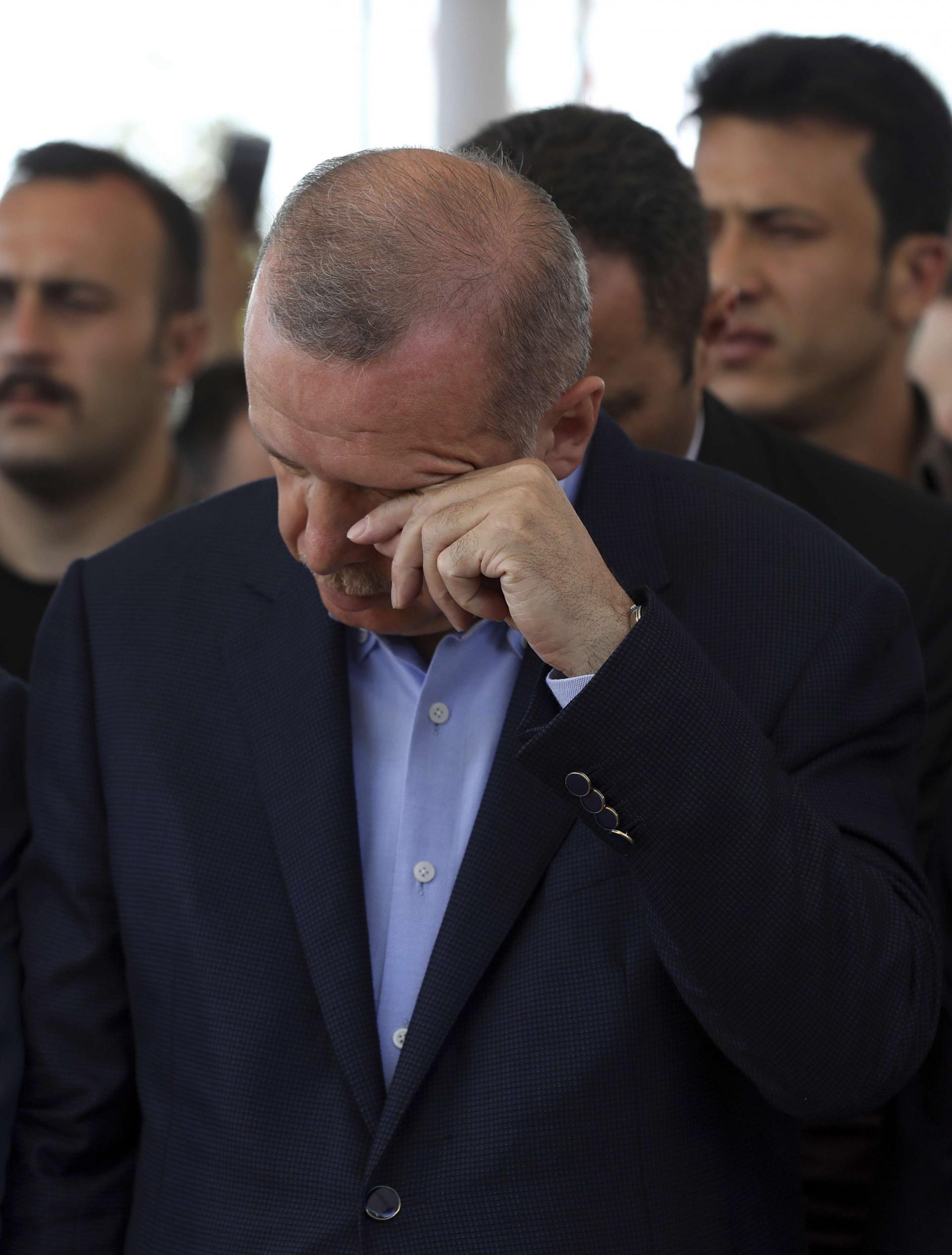 يعاني مشاكل فى القلب..أردوغان يطلب استشارة من طبيب إسرائيلي شهير