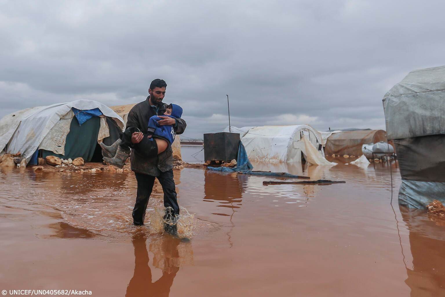 أحدهم من عفرين.. مصرع 3 أطفال سوريين بسبب البرد القارص