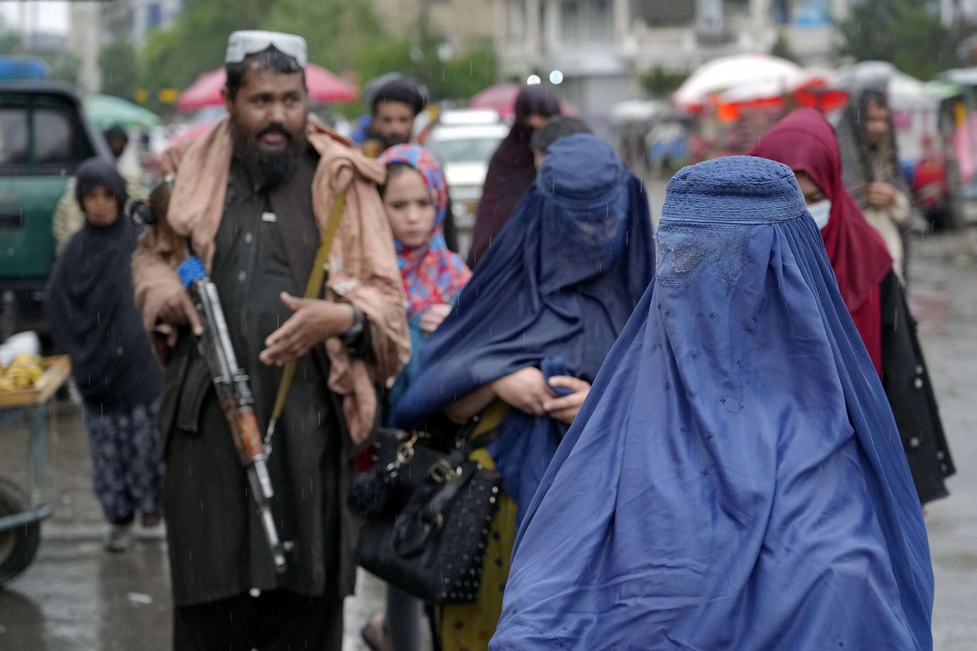 طالبان تفرض النقاب على نساء أفغانستان
